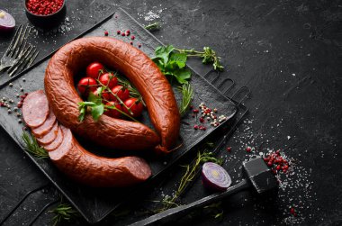 Baharat ve otlarla tütsülenmiş sosis halkası. Üst Manzara. Metin için boş alan.