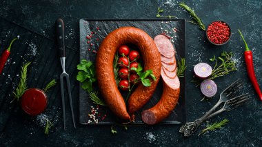 Baharat ve otlarla tütsülenmiş sosis halkası. Üst Manzara. Metin için boş alan.