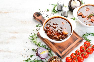 Bograch. Et ve acı biberli sebze çorbası. Macar geleneksel yemekleri. Üst Manzara. Metnin için boş yer.
