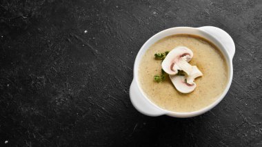 Mantar kremalı çorba. Kasede çorba. Üst Manzara. Metnin için boş yer.