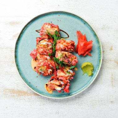 Deniz ürünleri ile suşi ruloları tempura içinde pişirilir. Japon yemeği. Üst Manzara. Kırsal biçim.