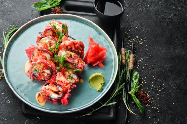 Deniz ürünleri ile suşi ruloları tempura içinde pişirilir. Japon yemeği. Üst Manzara. Kırsal biçim.