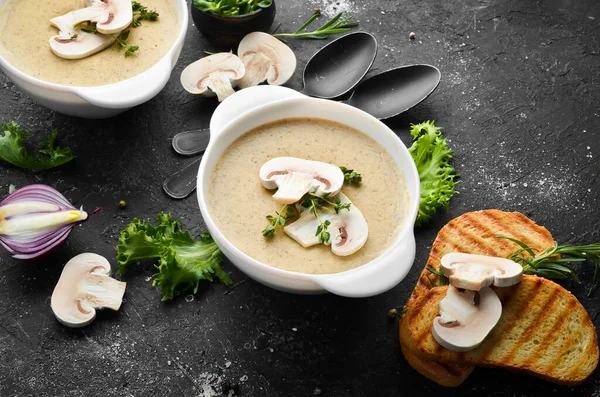 蘑菇奶油汤 把汤放进碗里顶部视图 给你的文章腾出地方 — 图库照片