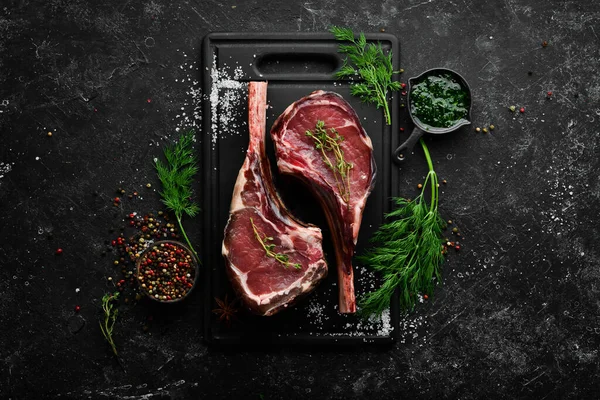 Dva Syrové Steaky Kosti Kořením Černém Kamenném Pozadí Horní Pohled — Stock fotografie