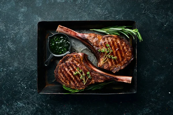 Saftiges Steak Auf Knochen Gegrillt Mit Gewürzen Und Kräutern Auf — Stockfoto