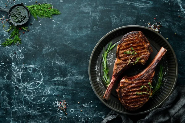 Šťavnatý Steak Grilovaný Kosti Kořením Bylinkami Černém Kamenném Pozadí Horní — Stock fotografie