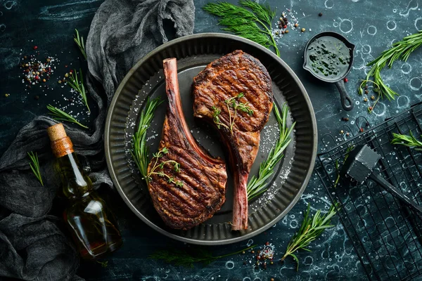 Saftig Biff Grillad Benet Med Kryddor Och Örter Svart Sten — Stockfoto