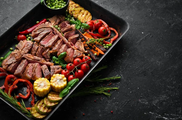 Churrasco Bife Osso Com Legumes Grelhados Especiarias Bife Bone Vista — Fotografia de Stock