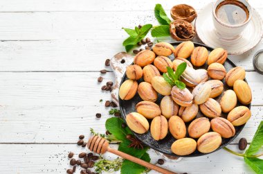 Karamelli tatlı fındıklı kurabiye. Pişirme. Üst görünüm, ücretsiz kopyalama alanı.