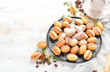 Karamelli tatlı fındıklı kurabiye. Pişirme. Üst görünüm, ücretsiz kopyalama alanı.