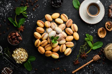 Karamelli tatlı fındıklı kurabiye. Pişirme. Üst görünüm, ücretsiz kopyalama alanı.