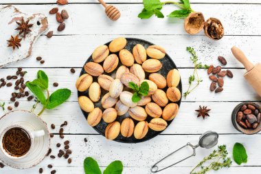 Karamelli tatlı fındıklı kurabiye. Pişirme. Üst görünüm, ücretsiz kopyalama alanı.