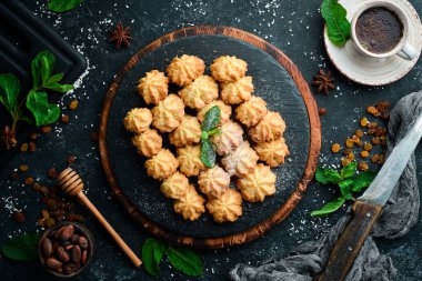 Kurabiye. Çaya karşılık şeker. Üst görünüm, ücretsiz kopyalama alanı.