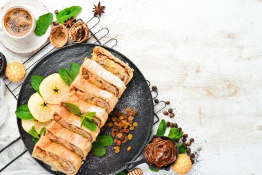 Elmalı ve kuru meyveli tatlı çörek. Üst görünüm, ücretsiz kopyalama alanı.