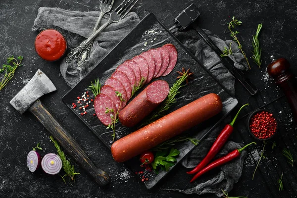 Finom Szalámi Kolbász Fűszerekkel Rozmaringgal Első Látásra Szabad Hely Szövegnek — Stock Fotó