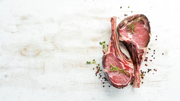 Bife Cru Tomahawk Envelhecido Seco Bife Osso Fundo Madeira Branco — Fotografia de Stock