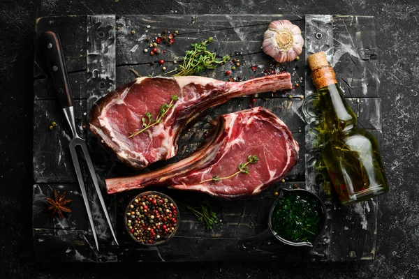Suchý Zrající Syrový Steak Tomahawku Kořením Černém Dřevěném Pozadí Horní — Stock fotografie