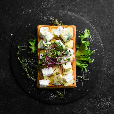 Krem peynirli Belçika waffleları, beyaz peynir ve mavi peynir. Üst Manzara. Metnin için boş yer.