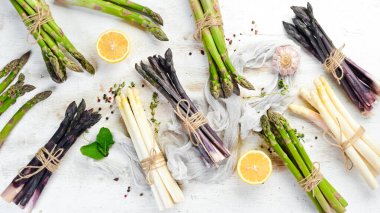 Kuşkonmaz. Çiğ organik kuşkonmaz kahvaltısı. Üst Manzara. Metnin için boş yer.