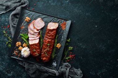 Peynirli ve fındıklı salam. Tütsülenmiş sosis. Üst Manzara. Metin için boş alan.