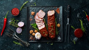 Peynirli ve fındıklı salam. Tütsülenmiş sosis. Üst Manzara. Metin için boş alan.
