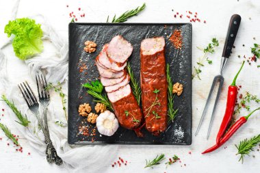 Peynirli ve fındıklı salam. Tütsülenmiş sosis. Üst Manzara. Metin için boş alan.