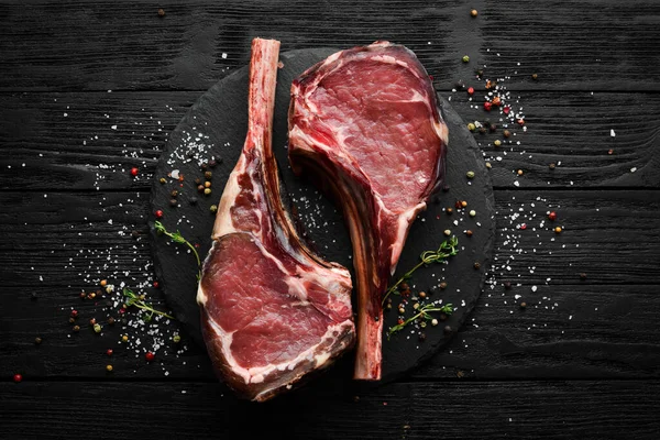 Suchý Zrající Syrový Steak Tomahawku Kořením Černém Dřevěném Pozadí Horní — Stock fotografie