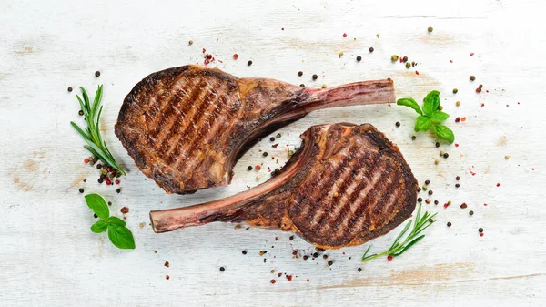 Bistecca Tamahavk All Osso Con Spezie Erbe Uno Sfondo Legno — Foto Stock