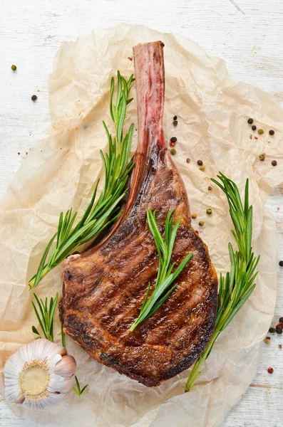 Tamahavk Steak Auf Knochen Mit Gewürzen Und Kräutern Auf Weißem — Stockfoto