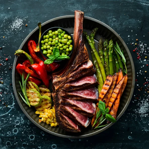 Grillezett Steak Csonton Grillezett Zöldségekkel Fekete Háttérrel Első Látásra Szabad — Stock Fotó