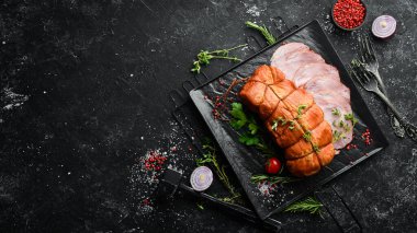 Baharatlı ve otlu domuz eti. Üst Manzara. Metin için boş alan.