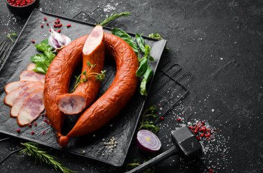 Yüzük füme domuz sosisi. Üst Manzara. Metin için boş alan.