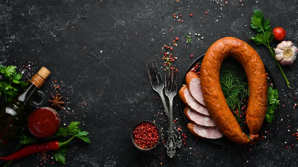 Salsiccia Appena Sfornata Salame Uno Sfondo Pietra Nera Vista Dall — Foto Stock