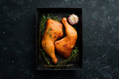 Biberiye ve baharatla tütsülenmiş tavuk butları. Üst Manzara. Metin için boş alan.