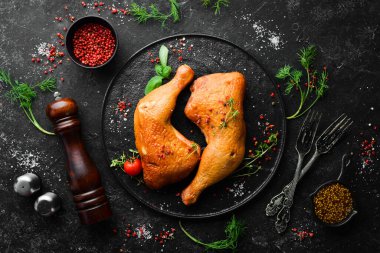 Biberiye ve baharatla tütsülenmiş tavuk butları. Üst Manzara. Metin için boş alan.