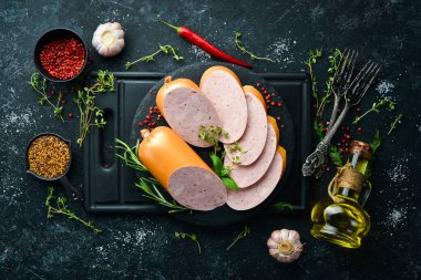 Baharatlı ve otlu haşlanmış tavuk sosisi. Üst Manzara. Metin için boş alan.