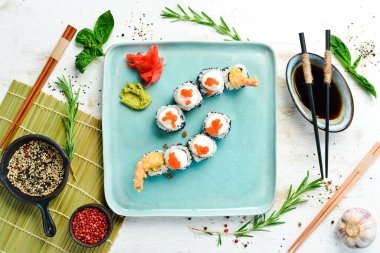 Havyarlı ve karidesli suşi. Japon yemeği. Üst Manzara. Kırsal biçim.