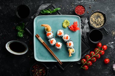 Havyarlı ve karidesli suşi. Japon yemeği. Üst Manzara. Kırsal biçim.