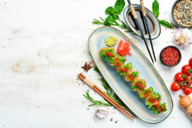 Somon, havyar ve tepside chuka salatası. Suşi. Üst Manzara. Kırsal biçim.