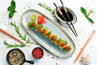 Somon, havyar ve tepside chuka salatası. Suşi. Üst Manzara. Kırsal biçim.