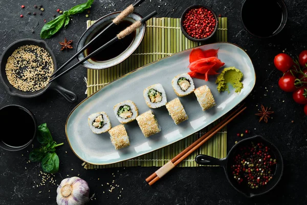 Rolls Ogórkiem Rybą Serem Talerzu Sushi Widok Góry Styl Rustykalny — Zdjęcie stockowe