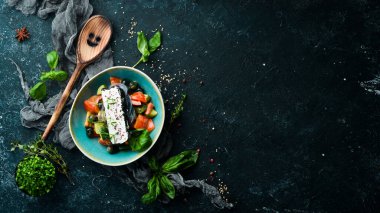 Peynirli ve zeytinli sebze salatası. Yunan salatası. Üst Manzara. Kırsal biçim.