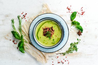 Pastırmalı yeşil çorba. Brokoli, ıspanak ve bezelyeli çorba. Üst Manzara. Kırsal biçim.