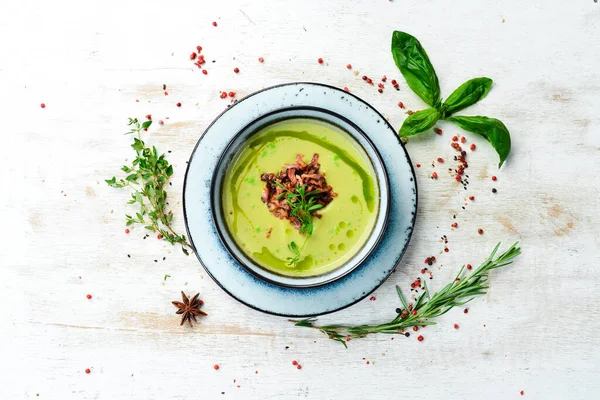 Green soup with bacon. Soup with broccoli, spinach and green peas. Top view. Rustic style. — Stock Image Green Soup Bacon Soup Broccoli Spinach Green Peas Top View Stock Photo