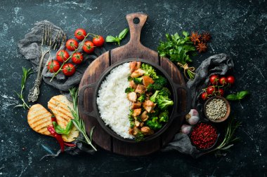 Brokoli ve tavuk filetosu ile haşlanmış pirinç. Kızartma tavasında. Sağlıklı yiyecekler. Üst görünüm.