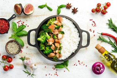 Brokoli ve tavuk filetosu ile haşlanmış pirinç. Kızartma tavasında. Sağlıklı yiyecekler. Üst görünüm.