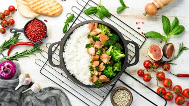 Brokoli ve tavuk filetosu ile haşlanmış pirinç. Kızartma tavasında. Sağlıklı yiyecekler. Üst görünüm.