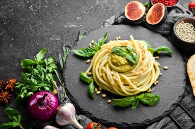 Pesto soslu makarna, fesleğen ve çam fıstığı. İtalyan yemeği. Üst görünüm.