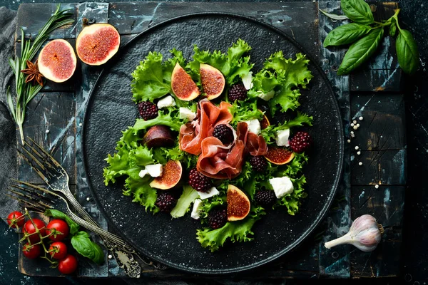 Jambonlu Salata Böğürtlen Incir Peynir Siyah Taştan Bir Tabakta Sağlıklı — Stok fotoğraf