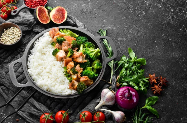 Brokoli ve tavuk filetosu ile haşlanmış pirinç. Kızartma tavasında. Sağlıklı yiyecekler. Üst görünüm.